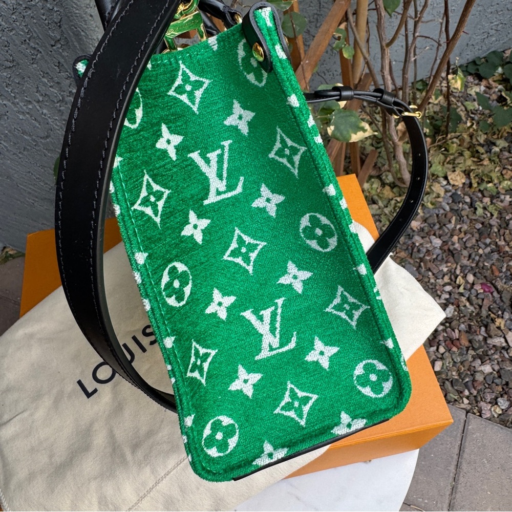 Louis Vuitton Monogram Velvet OnTheGo PM - Picture 9 of 16